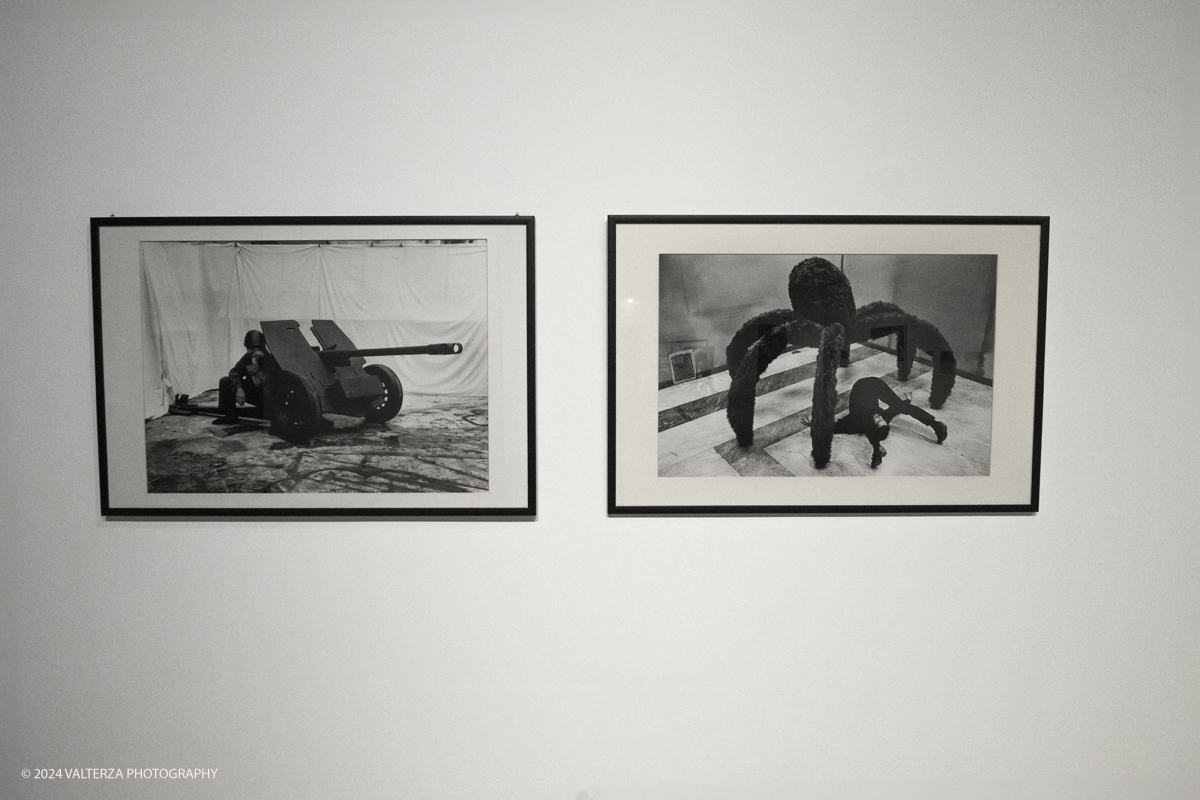 _DSF1930.jpg - 05/05/2024. Torino. Lâ€™esposizione alla GAM intende porre lâ€™accento sulla centralitÃ  del tema della fotografia , dalle immagini di Ghirri in cui lo sguardo di spettatori si frappone tra obiettivo fotografico e opere dâ€™arte a quelle di Mulas, che piÃ¹ di tutti seppe ritrarre il paesaggio delle mostre e dello studio come spazi di pensiero dellâ€™artista. Nella foto Claudio Abate, Pino Pascali cannone e Vedova blu, 1968