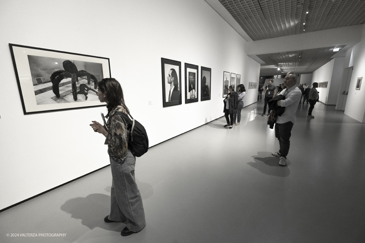 _DSF1943.jpg - 05/05/2024. Torino. Lâ€™esposizione alla GAM intende porre lâ€™accento sulla centralitÃ  del tema della fotografia , dalle immagini di Ghirri in cui lo sguardo di spettatori si frappone tra obiettivo fotografico e opere dâ€™arte a quelle di Mulas, che piÃ¹ di tutti seppe ritrarre il paesaggio delle mostre e dello studio come spazi di pensiero dellâ€™artista. Nella foto in visita alla mostra