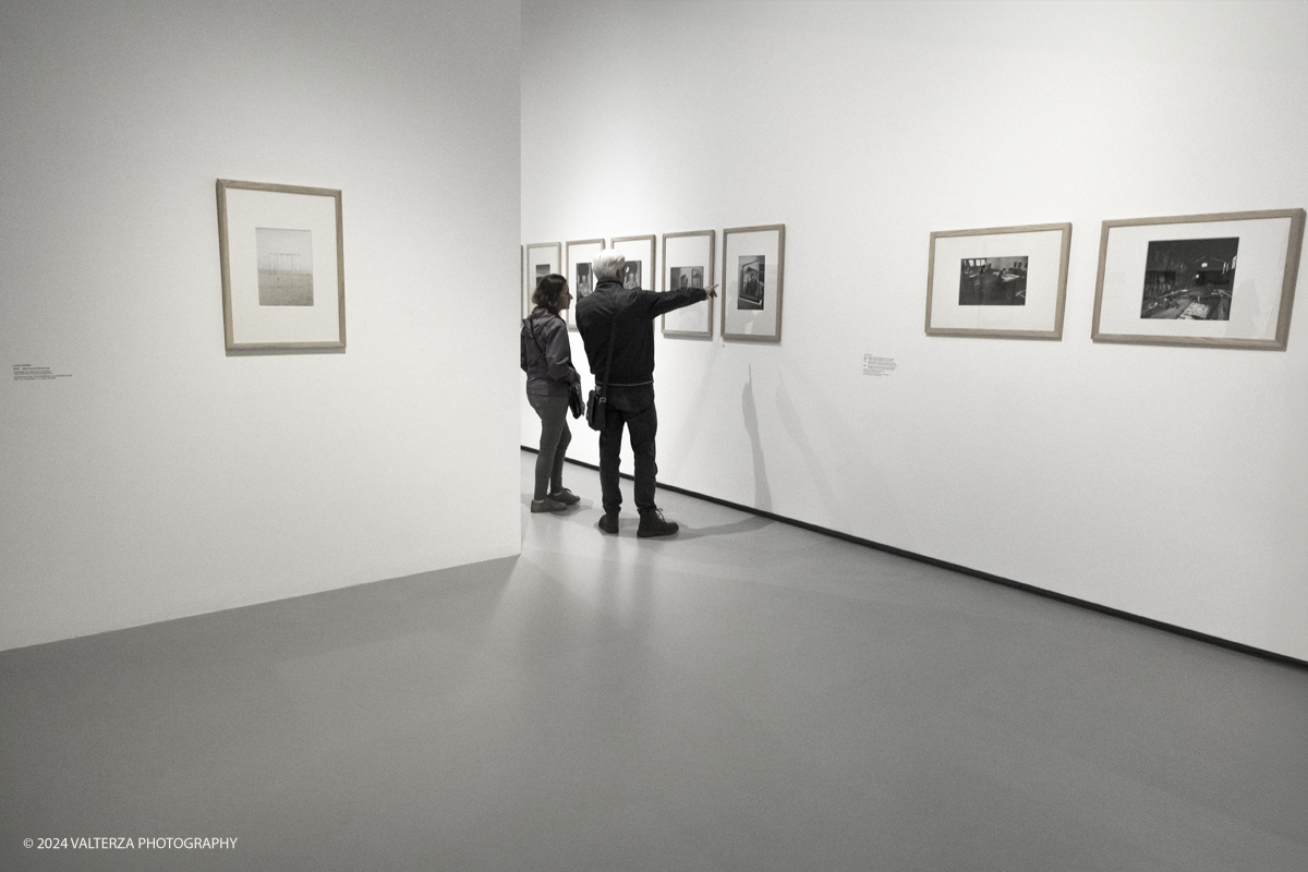 _DSF2024.jpg - 05/05/2024. Torino. Lâ€™esposizione alla GAM intende porre lâ€™accento sulla centralitÃ  del tema della fotografia , dalle immagini di Ghirri in cui lo sguardo di spettatori si frappone tra obiettivo fotografico e opere dâ€™arte a quelle di Mulas, che piÃ¹ di tutti seppe ritrarre il paesaggio delle mostre e dello studio come spazi di pensiero dellâ€™artista. Nella foto in visita alla mostra