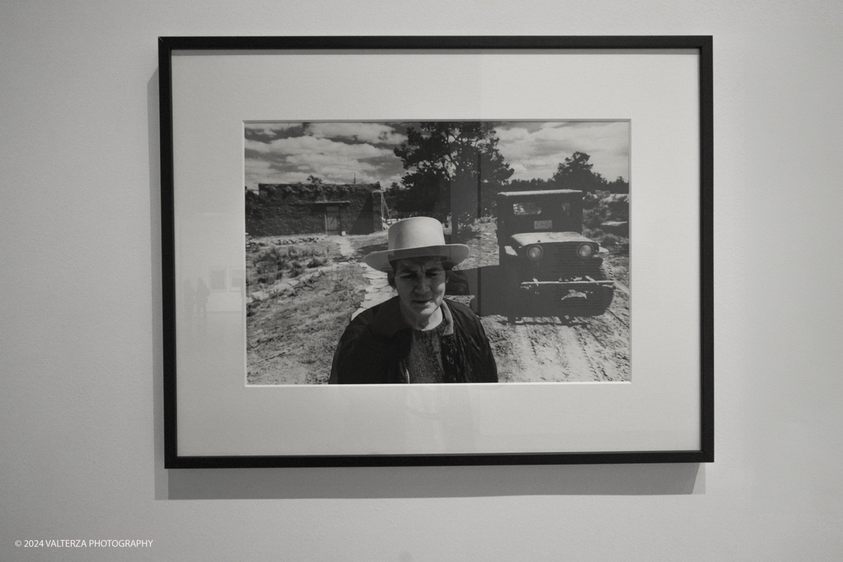 _DSF2140.jpg - 05/05/2024. Torino. Lâ€™esposizione alla GAM intende porre lâ€™accento sulla centralitÃ  del tema della fotografia , dalle immagini di Ghirri in cui lo sguardo di spettatori si frappone tra obiettivo fotografico e opere dâ€™arte a quelle di Mulas, che piÃ¹ di tutti seppe ritrarre il paesaggio delle mostre e dello studio come spazi di pensiero dellâ€™artista. Nella foto Gianfranco Gorgoni Agnes Martin, New Mexico, 1970