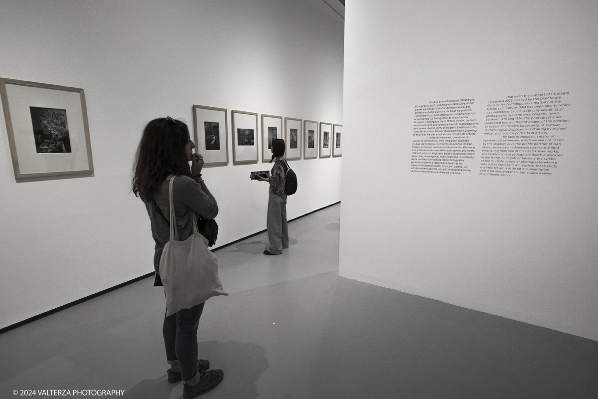 _DSF2150.jpg - 05/05/2024. Torino. Lâ€™esposizione alla GAM intende porre lâ€™accento sulla centralitÃ  del tema della fotografia , dalle immagini di Ghirri in cui lo sguardo di spettatori si frappone tra obiettivo fotografico e opere dâ€™arte a quelle di Mulas, che piÃ¹ di tutti seppe ritrarre il paesaggio delle mostre e dello studio come spazi di pensiero dellâ€™artista. Nella foto in visita alla mostra