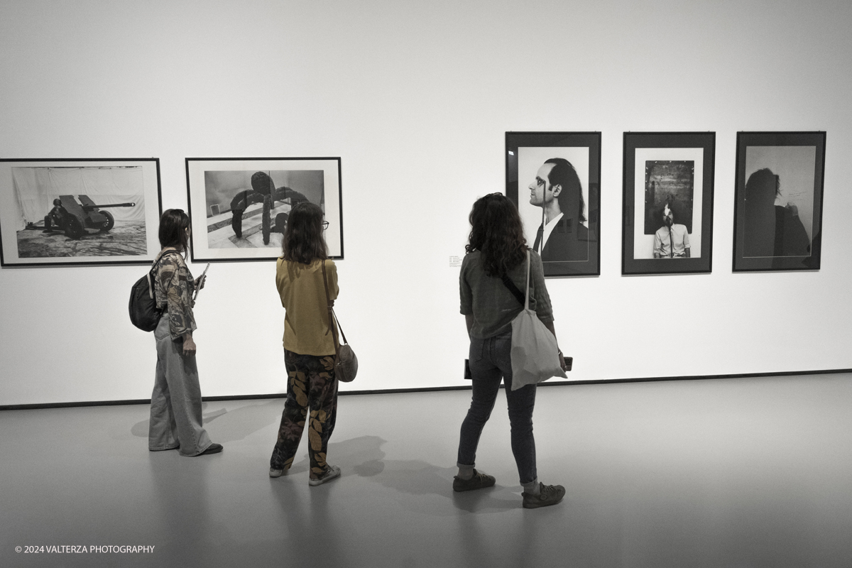 _DSF2238.jpg - 05/05/2024. Torino. Lâ€™esposizione alla GAM intende porre lâ€™accento sulla centralitÃ  del tema della fotografia , dalle immagini di Ghirri in cui lo sguardo di spettatori si frappone tra obiettivo fotografico e opere dâ€™arte a quelle di Mulas, che piÃ¹ di tutti seppe ritrarre il paesaggio delle mostre e dello studio come spazi di pensiero dellâ€™artista. Nella foto in visita alla mostra