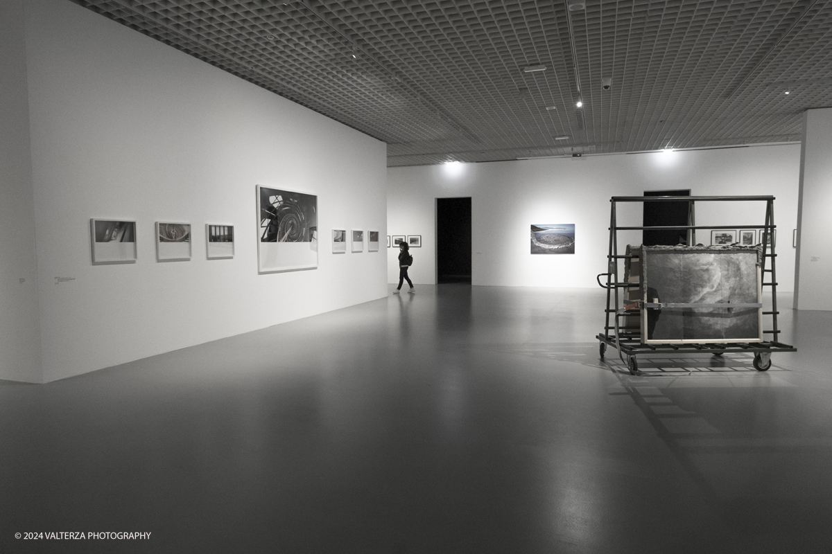 _DSF2241.jpg - 05/05/2024. Torino. Lâ€™esposizione alla GAM intende porre lâ€™accento sulla centralitÃ  del tema della fotografia , dalle immagini di Ghirri in cui lo sguardo di spettatori si frappone tra obiettivo fotografico e opere dâ€™arte a quelle di Mulas, che piÃ¹ di tutti seppe ritrarre il paesaggio delle mostre e dello studio come spazi di pensiero dellâ€™artista. Nella foto parte dell'allestimento della mostra