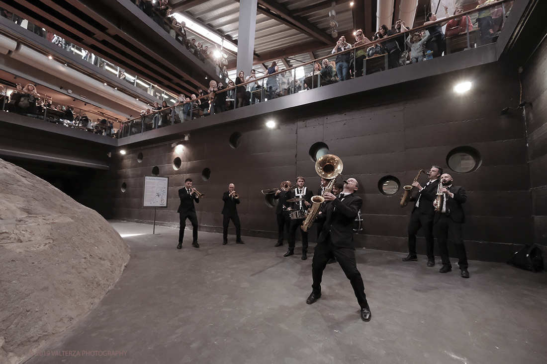 DSCF3673.jpg - 27/04/2019.Torino. Esibizione Marching Band Bandakadabra e Ballerini Lindy Hop al Mercato centrale. Nella foto l'esibizione della Banda nell'area delle Antiche ghiacciaie