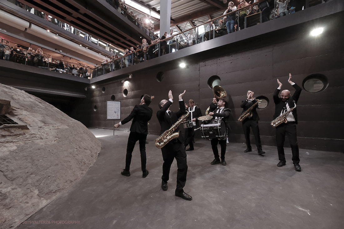 DSCF3689.jpg - 27/04/2019.Torino. Esibizione Marching Band Bandakadabra e Ballerini Lindy Hop al Mercato centrale. Nella foto l'esibizione della Banda nell'area delle Antiche ghiacciaie