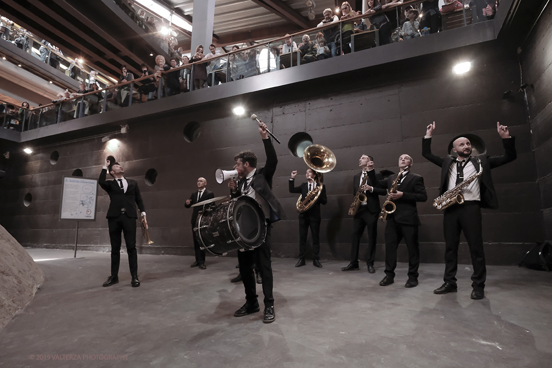 DSCF3719.jpg - 27/04/2019.Torino. Esibizione Marching Band Bandakadabra e Ballerini Lindy Hop al Mercato centrale. Nella foto l'esibizione della Banda nell'area delle Antiche ghiacciaie