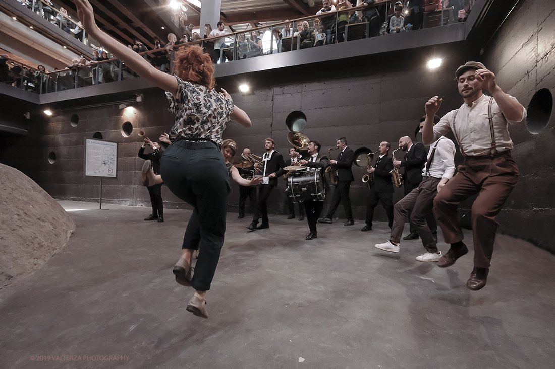 DSCF3738.jpg - 27/04/2019.Torino. Esibizione Marching Band Bandakadabra e Ballerini Lindy Hop al Mercato centrale. Nella foto l'esibizione della Banda e dei Ballerini Lyndi Hop  nell'area delle Antiche ghiacciaie