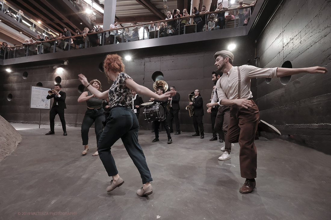 DSCF3762.jpg - 27/04/2019.Torino. Esibizione Marching Band Bandakadabra e Ballerini Lindy Hop al Mercato centrale. Nella foto l'esibizione della Banda e dei Ballerini Lyndi Hop  nell'area delle Antiche ghiacciaie