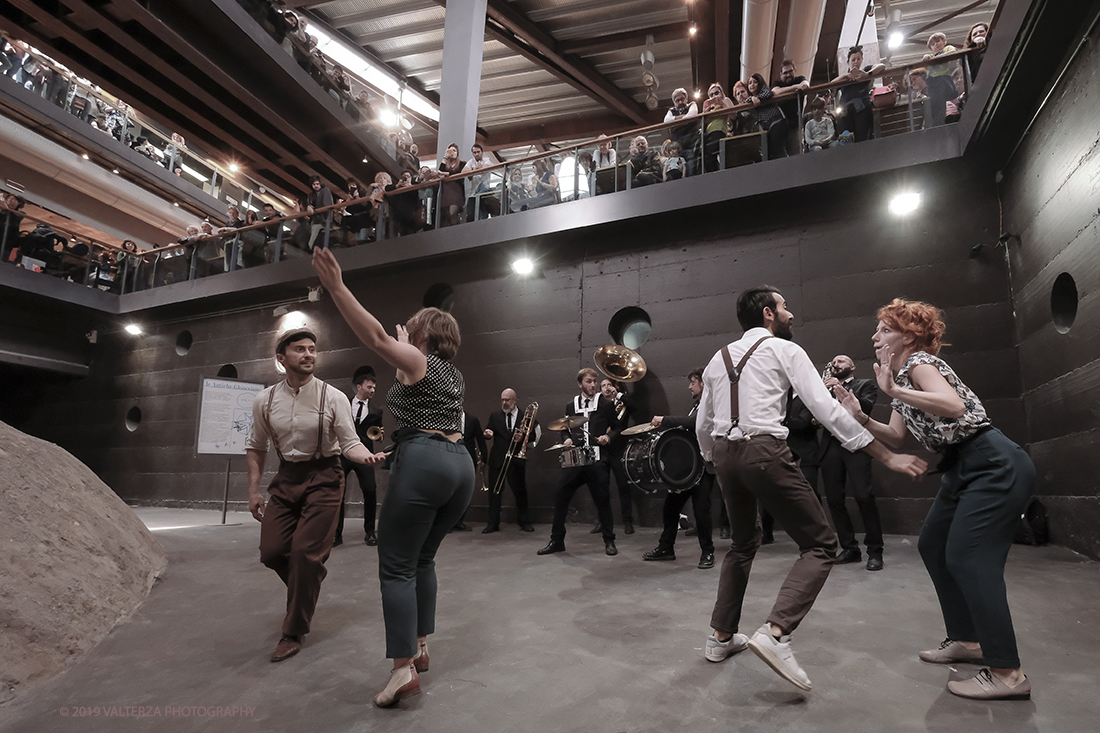 DSCF3775.jpg - 27/04/2019.Torino. Esibizione Marching Band Bandakadabra e Ballerini Lindy Hop al Mercato centrale. Nella foto l'esibizione della Banda e dei Ballerini Lyndi Hop  nell'area delle Antiche ghiacciaie