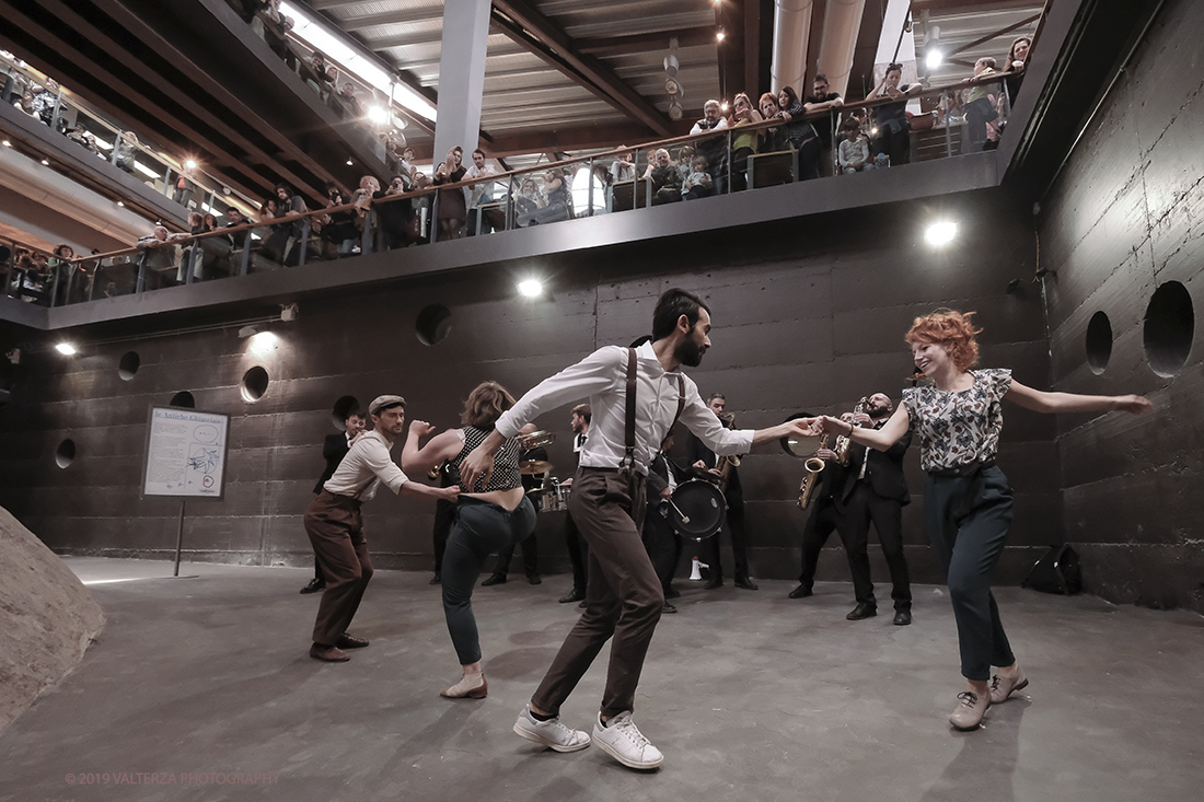 DSCF3782.jpg - 27/04/2019.Torino. Esibizione Marching Band Bandakadabra e Ballerini Lindy Hop al Mercato centrale. Nella foto l'esibizione della Banda e dei Ballerini Lyndi Hop  nell'area delle Antiche ghiacciaie