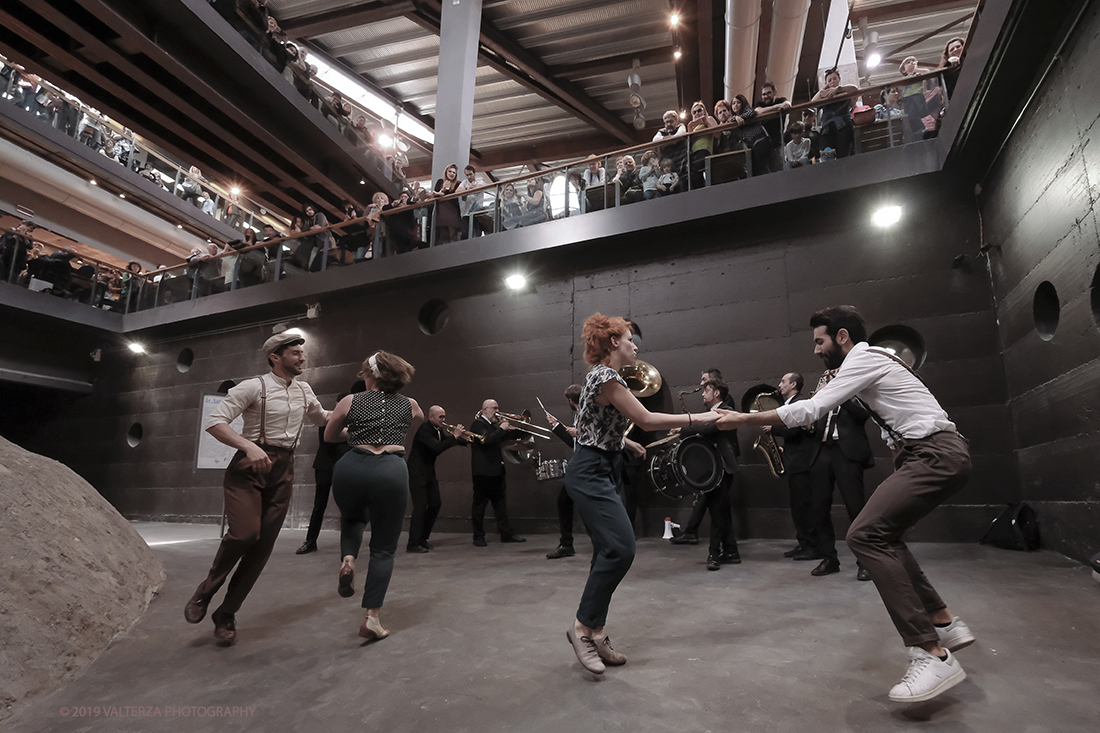 DSCF3791.jpg - 27/04/2019.Torino. Esibizione Marching Band Bandakadabra e Ballerini Lindy Hop al Mercato centrale. Nella foto l'esibizione della Banda e dei Ballerini Lyndi Hop  nell'area delle Antiche ghiacciaie