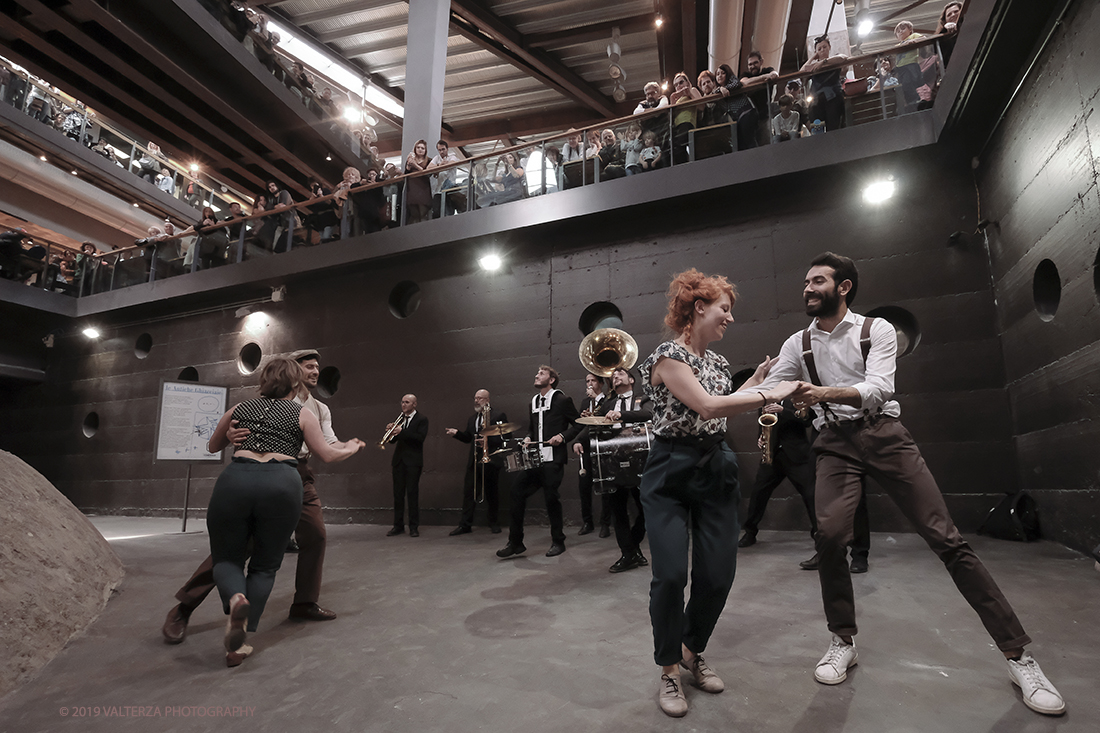 DSCF3795.jpg - 27/04/2019.Torino. Esibizione Marching Band Bandakadabra e Ballerini Lindy Hop al Mercato centrale. Nella foto l'esibizione della Banda e dei Ballerini Lyndi Hop  nell'area delle Antiche ghiacciaie