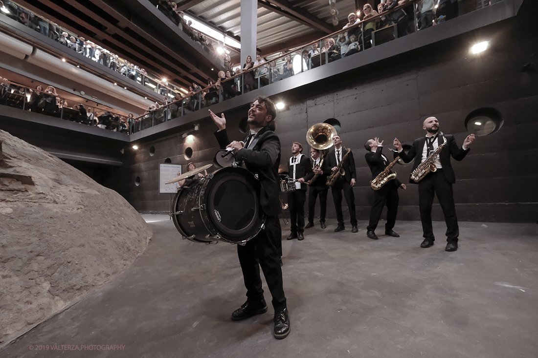 DSCF3824.jpg - 27/04/2019.Torino. Esibizione Marching Band Bandakadabra e Ballerini Lindy Hop al Mercato centrale. Nella foto l'esibizione della Banda nell'area delle Antiche ghiacciaie