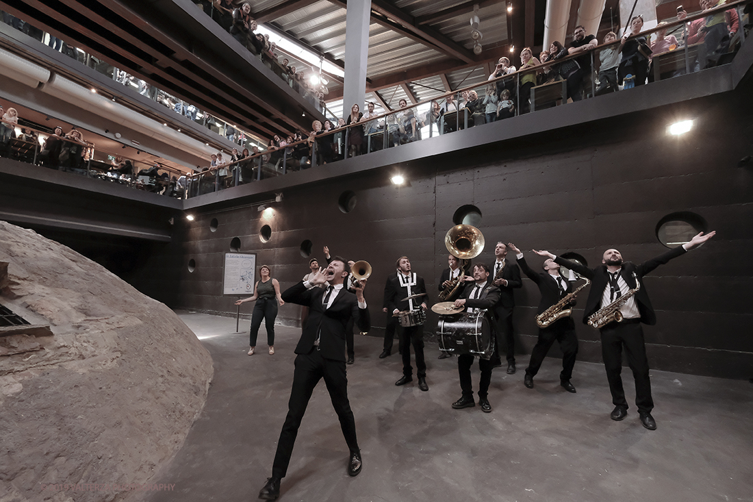 DSCF3846.jpg - 27/04/2019.Torino. Esibizione Marching Band Bandakadabra e Ballerini Lindy Hop al Mercato centrale. Nella foto l'esibizione della Banda nell'area delle Antiche ghiacciaie