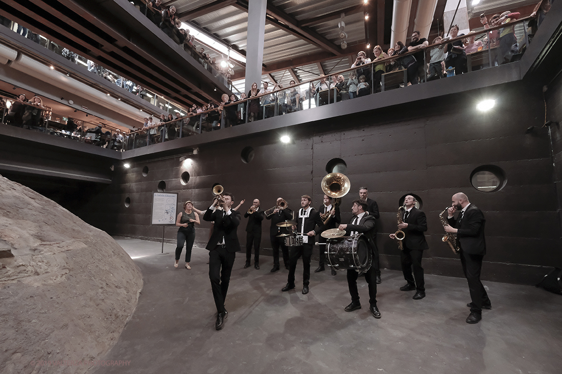 DSCF3851.jpg - 27/04/2019.Torino. Esibizione Marching Band Bandakadabra e Ballerini Lindy Hop al Mercato centrale. Nella foto l'esibizione della Banda nell'area delle Antiche ghiacciaie