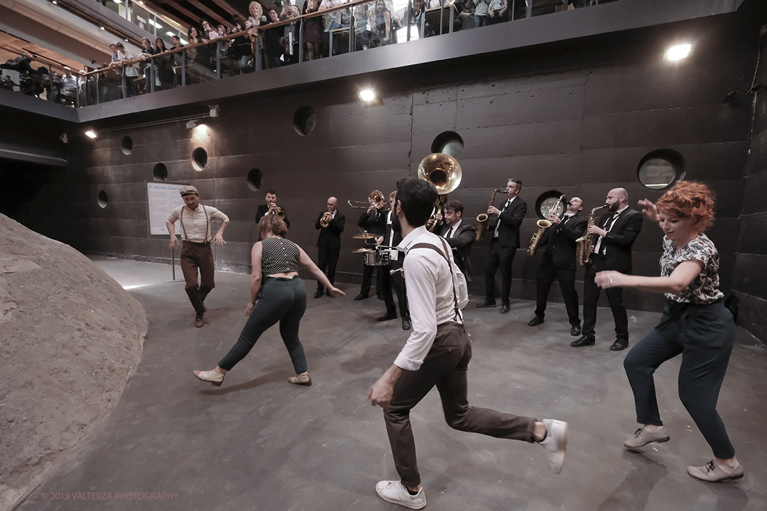 DSCF3859.jpg - 27/04/2019.Torino. Esibizione Marching Band Bandakadabra e Ballerini Lindy Hop al Mercato centrale. Nella foto l'esibizione della Banda e dei Ballerini Lyndi Hop  nell'area delle Antiche ghiacciaie