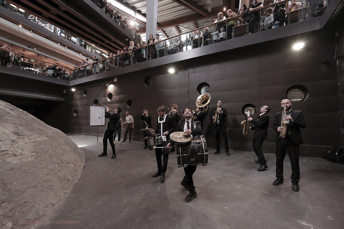 DSCF3885.jpg - 27/04/2019.Torino. Esibizione Marching Band Bandakadabra e Ballerini Lindy Hop al Mercato centrale. Nella foto l'esibizione della Banda nell'area delle Antiche ghiacciaie