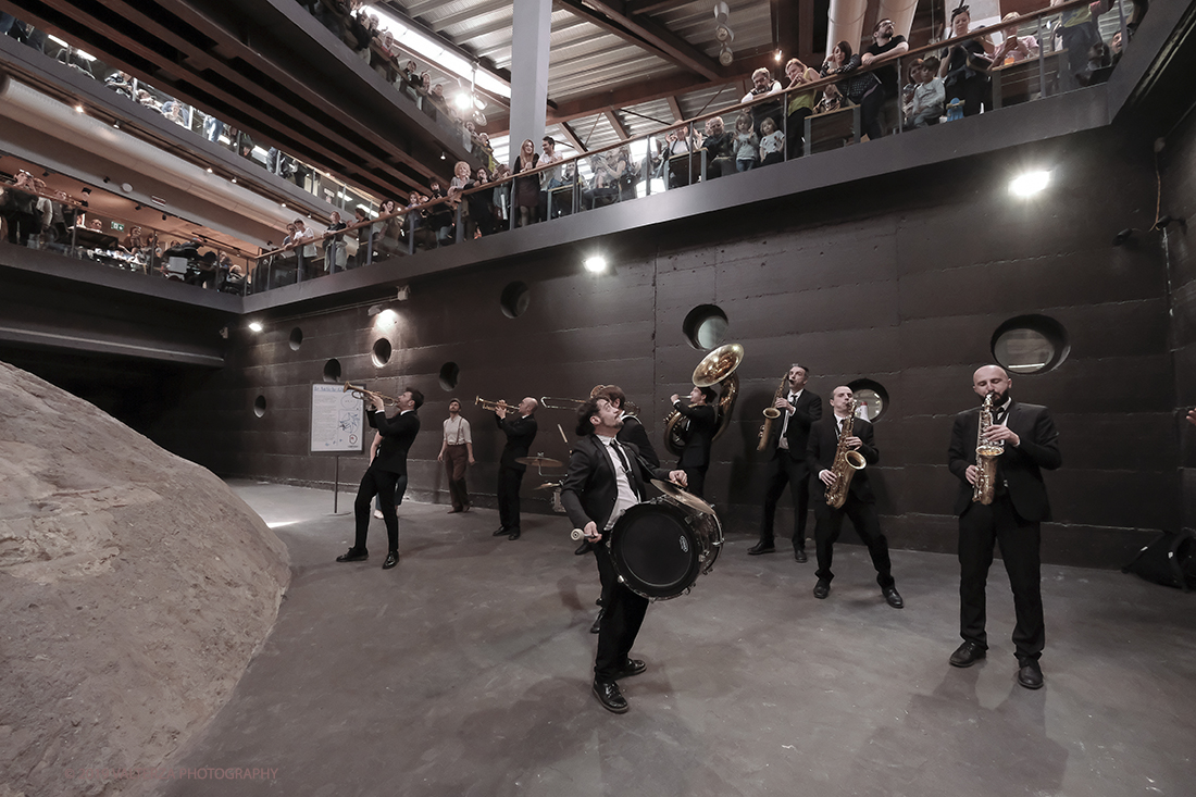 DSCF3887.jpg - 27/04/2019.Torino. Esibizione Marching Band Bandakadabra e Ballerini Lindy Hop al Mercato centrale. Nella foto l'esibizione della Banda nell'area delle Antiche ghiacciaie