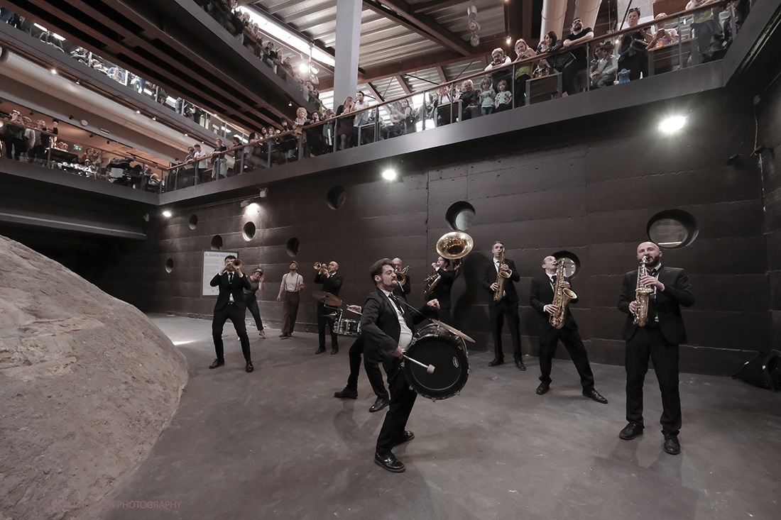 DSCF3889.jpg - 27/04/2019.Torino. Esibizione Marching Band Bandakadabra e Ballerini Lindy Hop al Mercato centrale. Nella foto l'esibizione della Banda nell'area delle Antiche ghiacciaie