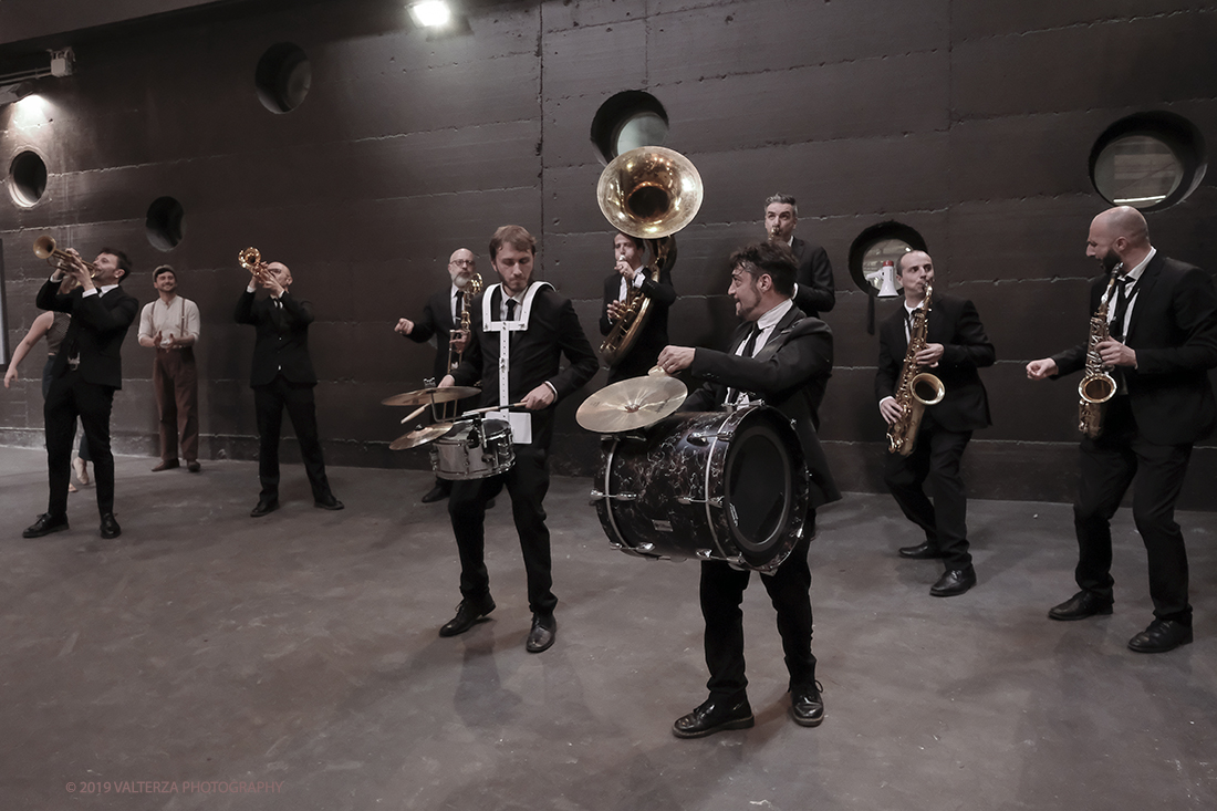 DSCF3903.jpg - 27/04/2019.Torino. Esibizione Marching Band Bandakadabra e Ballerini Lindy Hop al Mercato centrale. Nella foto l'esibizione della Banda nell'area delle Antiche ghiacciaie