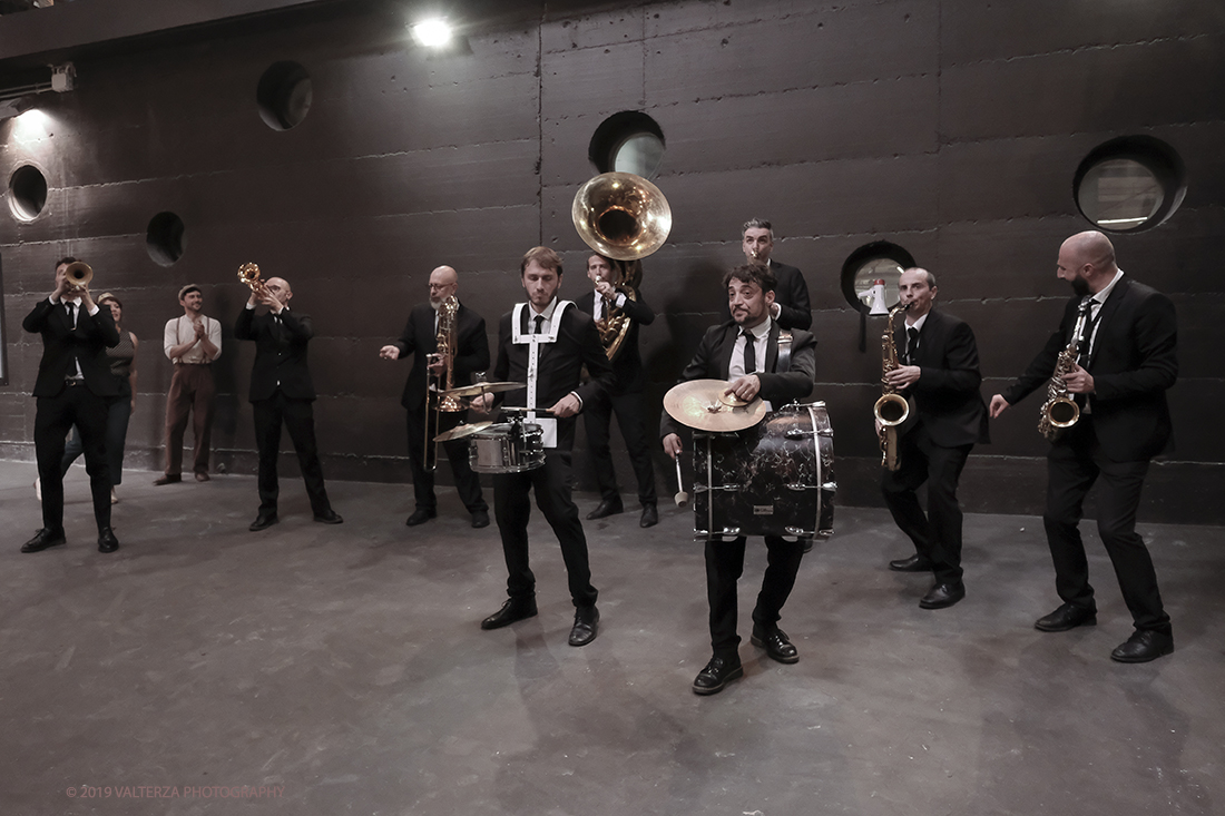 DSCF3905.jpg - 27/04/2019.Torino. Esibizione Marching Band Bandakadabra e Ballerini Lindy Hop al Mercato centrale. Nella foto l'esibizione della Banda nell'area delle Antiche ghiacciaie