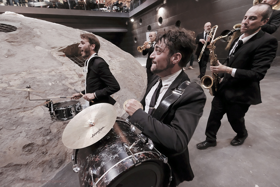 DSCF3918.jpg - 27/04/2019.Torino. Esibizione Marching Band Bandakadabra e Ballerini Lindy Hop al Mercato centrale. Nella foto l'esibizione della Banda nell'area delle Antiche ghiacciaie