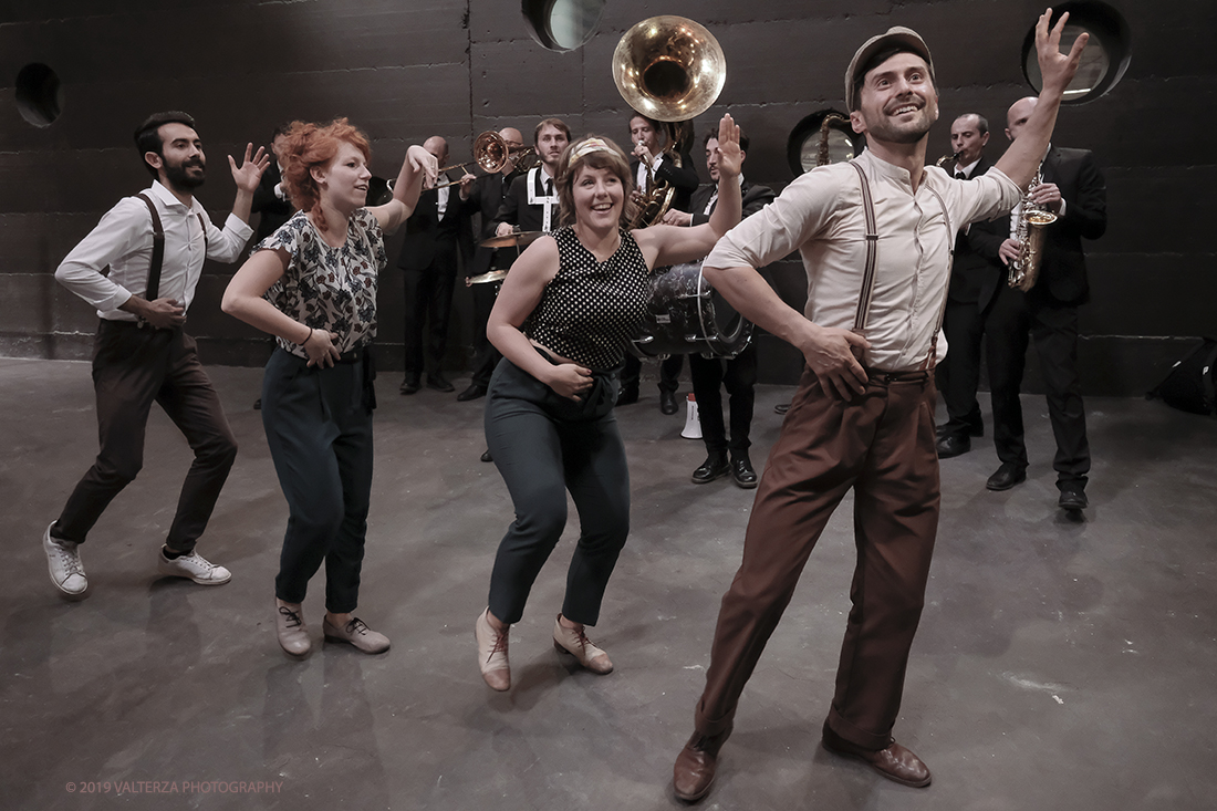 DSCF3954.jpg - 27/04/2019.Torino. Esibizione Marching Band Bandakadabra e Ballerini Lindy Hop al Mercato centrale. Nella foto l'esibizione della Banda e dei Ballerini Lyndi Hop  nell'area delle Antiche ghiacciaie