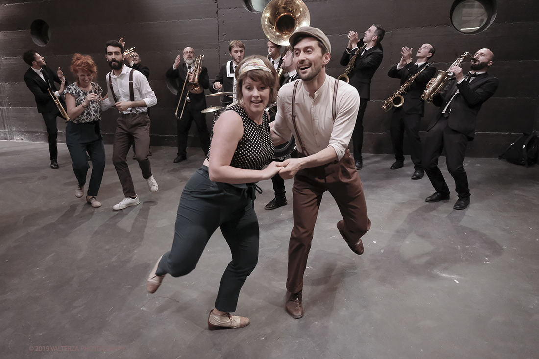 DSCF3998.jpg - 27/04/2019.Torino. Esibizione Marching Band Bandakadabra e Ballerini Lindy Hop al Mercato centrale. Nella foto l'esibizione della Banda e dei Ballerini Lyndi Hop  nell'area delle Antiche ghiacciaie