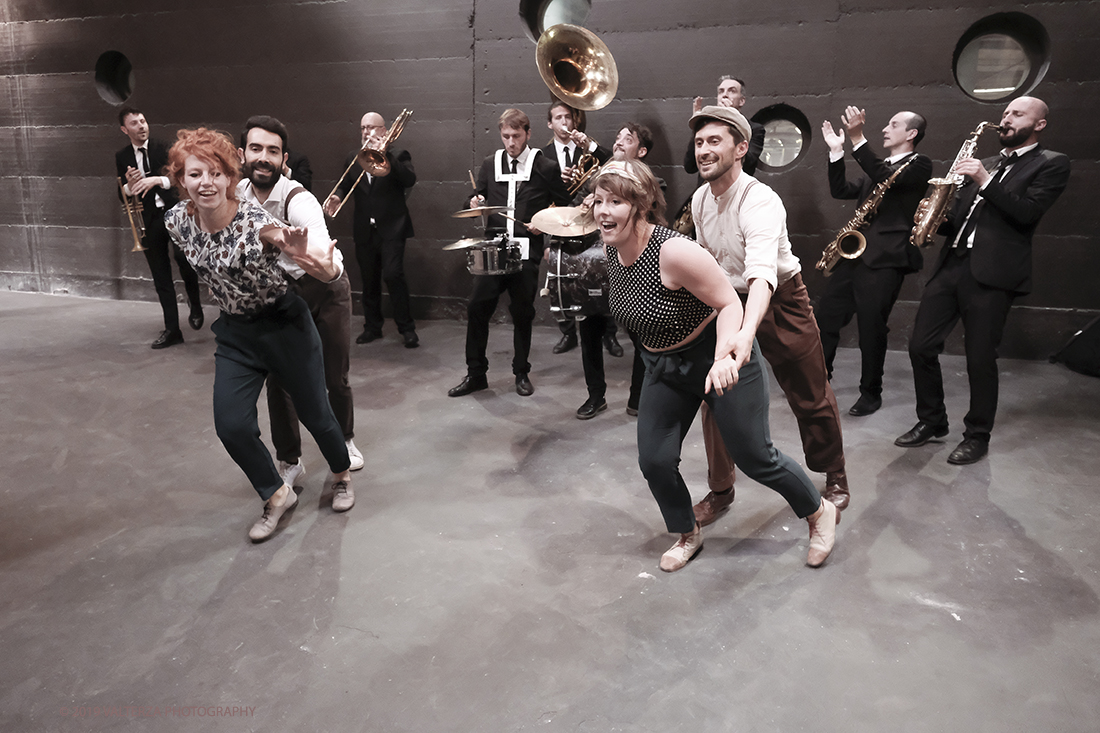 DSCF4012.jpg - 27/04/2019.Torino. Esibizione Marching Band Bandakadabra e Ballerini Lindy Hop al Mercato centrale. Nella foto l'esibizione della Banda e dei Ballerini Lyndi Hop  nell'area delle Antiche ghiacciaie