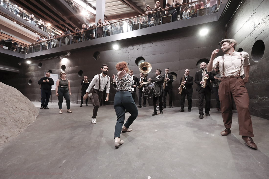 DSCF4049.jpg - 27/04/2019.Torino. Esibizione Marching Band Bandakadabra e Ballerini Lindy Hop al Mercato centrale. Nella foto l'esibizione della Banda e dei Ballerini Lyndi Hop  nell'area delle Antiche ghiacciaie