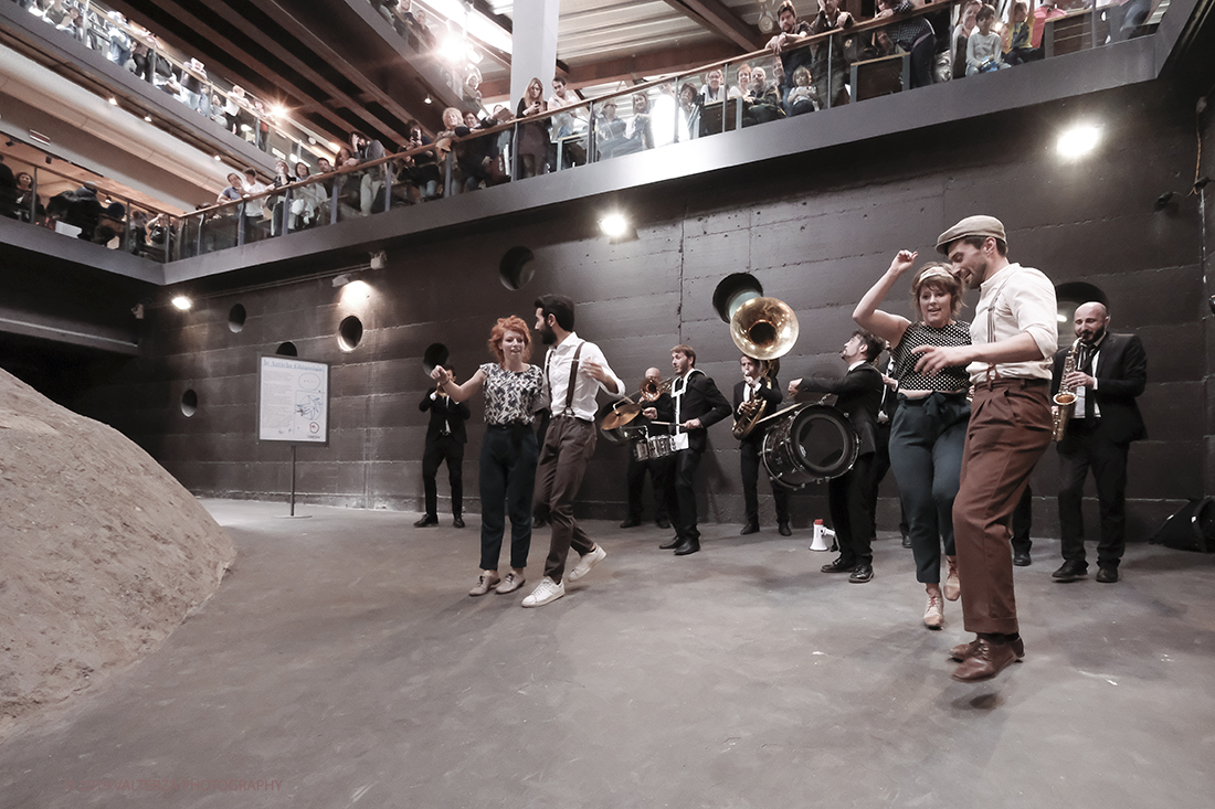 DSCF4071.jpg - 27/04/2019.Torino. Esibizione Marching Band Bandakadabra e Ballerini Lindy Hop al Mercato centrale. Nella foto l'esibizione della Banda e dei Ballerini Lyndi Hop  nell'area delle Antiche ghiacciaie