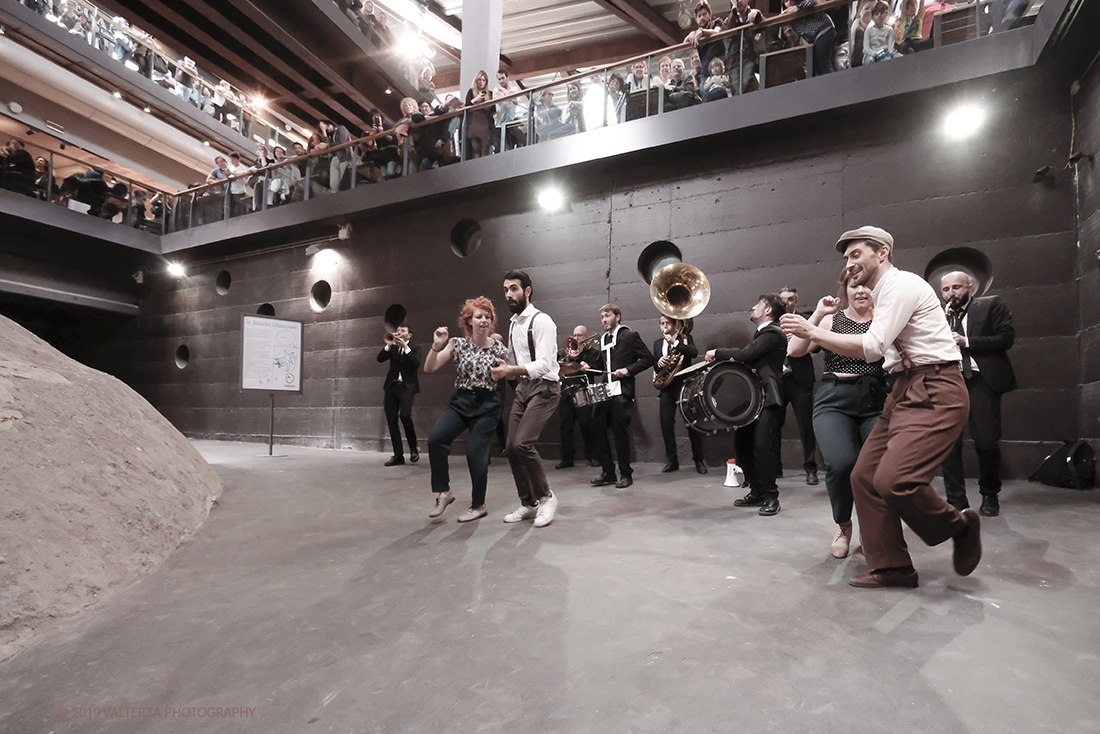 DSCF4072.jpg - 27/04/2019.Torino. Esibizione Marching Band Bandakadabra e Ballerini Lindy Hop al Mercato centrale. Nella foto l'esibizione della Banda e dei Ballerini Lyndi Hop  nell'area delle Antiche ghiacciaie