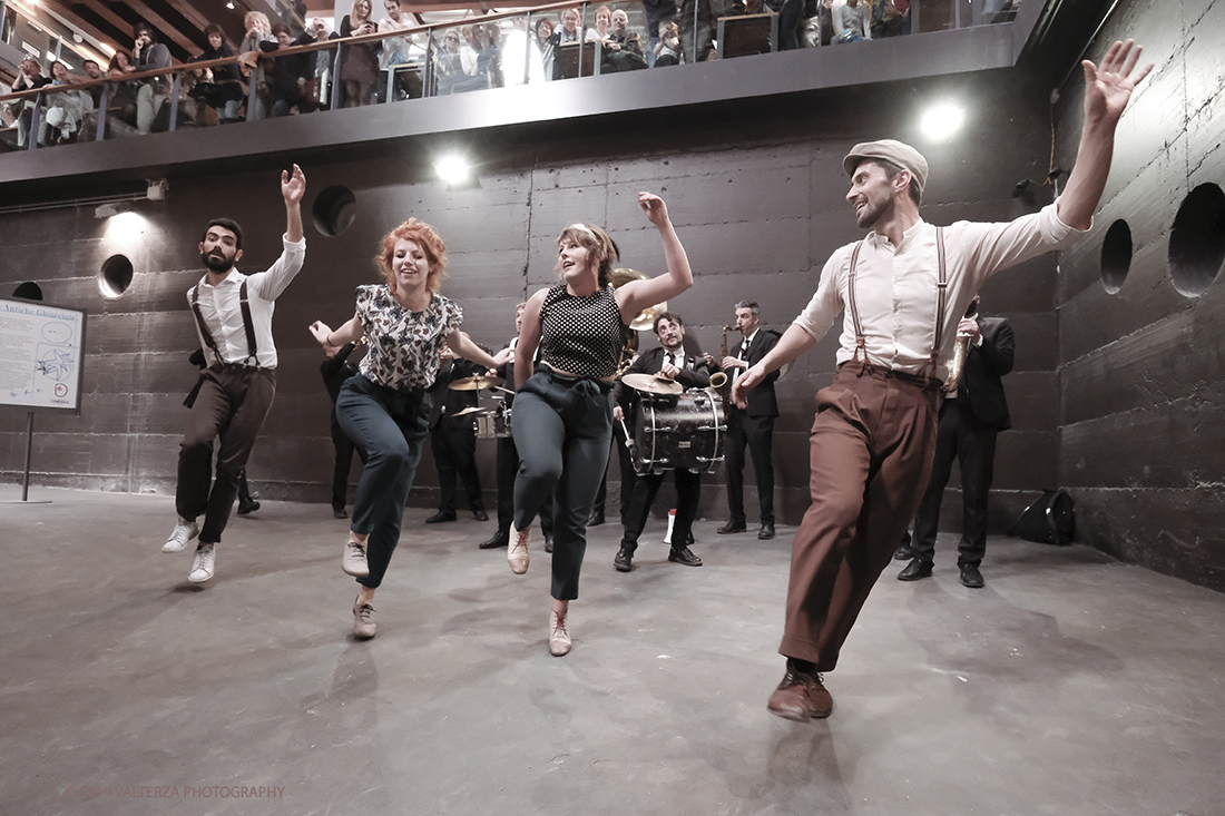 DSCF4091.jpg - 27/04/2019.Torino. Esibizione Marching Band Bandakadabra e Ballerini Lindy Hop al Mercato centrale. Nella foto l'esibizione della Banda e dei Ballerini Lyndi Hop  nell'area delle Antiche ghiacciaie