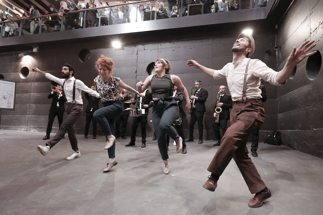 DSCF4092.jpg - 27/04/2019.Torino. Esibizione Marching Band Bandakadabra e Ballerini Lindy Hop al Mercato centrale. Nella foto l'esibizione della Banda e dei Ballerini Lyndi Hop  nell'area delle Antiche ghiacciaie