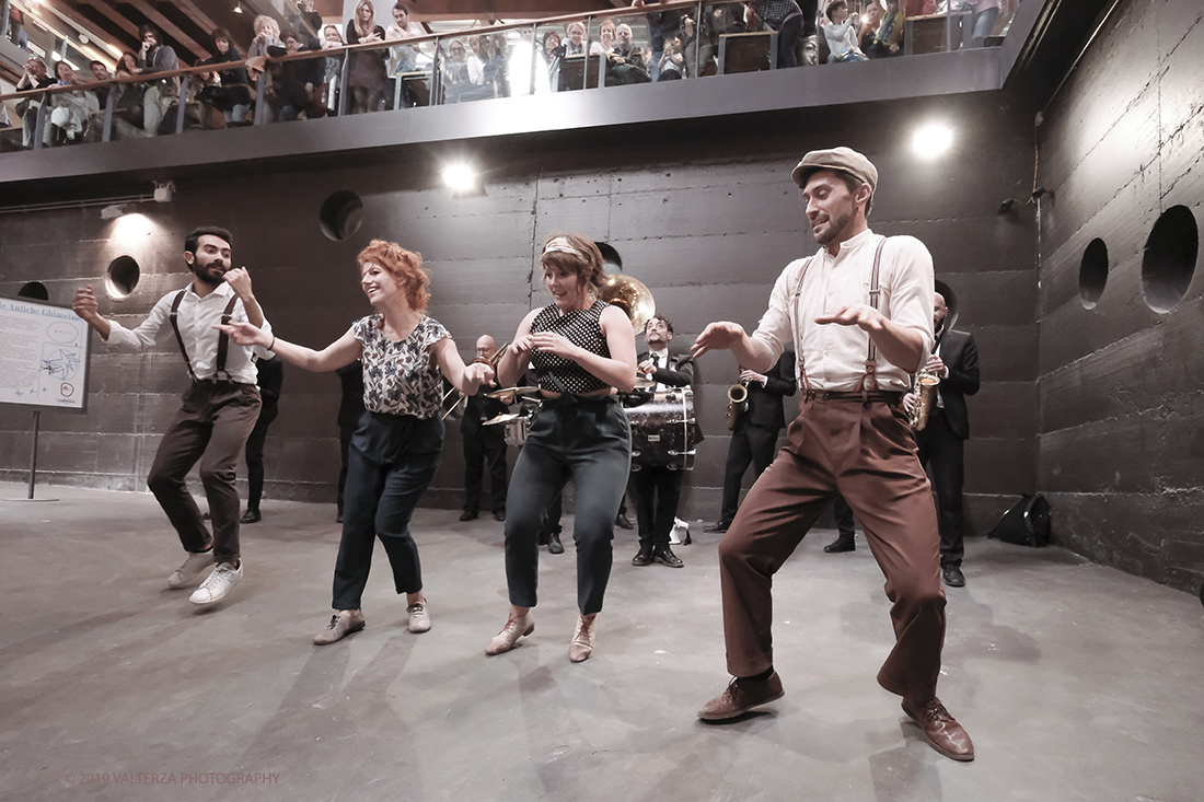 DSCF4098.jpg - 27/04/2019.Torino. Esibizione Marching Band Bandakadabra e Ballerini Lindy Hop al Mercato centrale. Nella foto l'esibizione della Banda e dei Ballerini Lyndi Hop  nell'area delle Antiche ghiacciaie