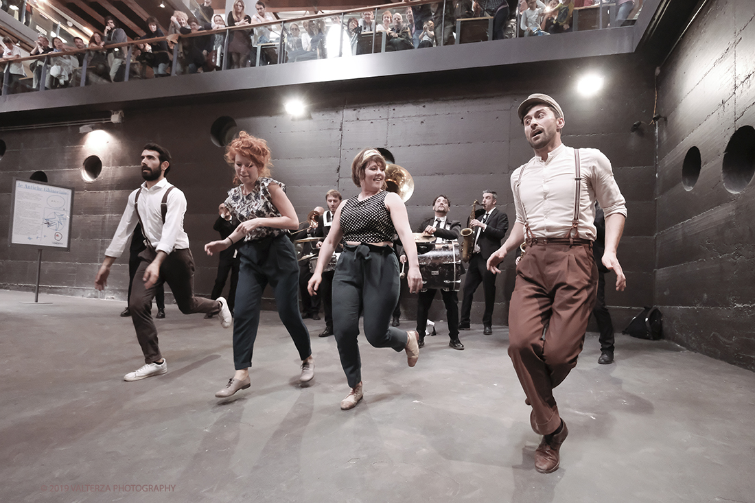 DSCF4104.jpg - 27/04/2019.Torino. Esibizione Marching Band Bandakadabra e Ballerini Lindy Hop al Mercato centrale. Nella foto l'esibizione della Banda e dei Ballerini Lyndi Hop  nell'area delle Antiche ghiacciaie