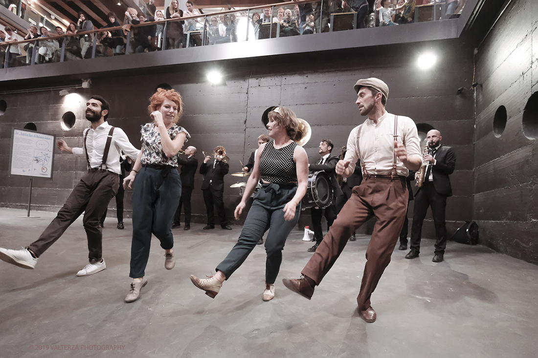 DSCF4106.jpg - 27/04/2019.Torino. Esibizione Marching Band Bandakadabra e Ballerini Lindy Hop al Mercato centrale. Nella foto l'esibizione della Banda e dei Ballerini Lyndi Hop  nell'area delle Antiche ghiacciaie