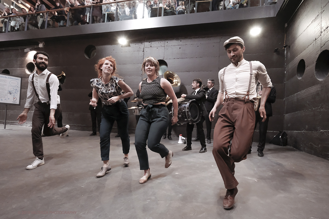 DSCF4111.jpg - 27/04/2019.Torino. Esibizione Marching Band Bandakadabra e Ballerini Lindy Hop al Mercato centrale. Nella foto l'esibizione della Banda e dei Ballerini Lyndi Hop  nell'area delle Antiche ghiacciaie