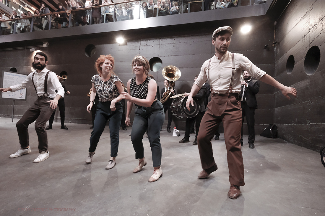 DSCF4113.jpg - 27/04/2019.Torino. Esibizione Marching Band Bandakadabra e Ballerini Lindy Hop al Mercato centrale. Nella foto l'esibizione della Banda e dei Ballerini Lyndi Hop  nell'area delle Antiche ghiacciaie