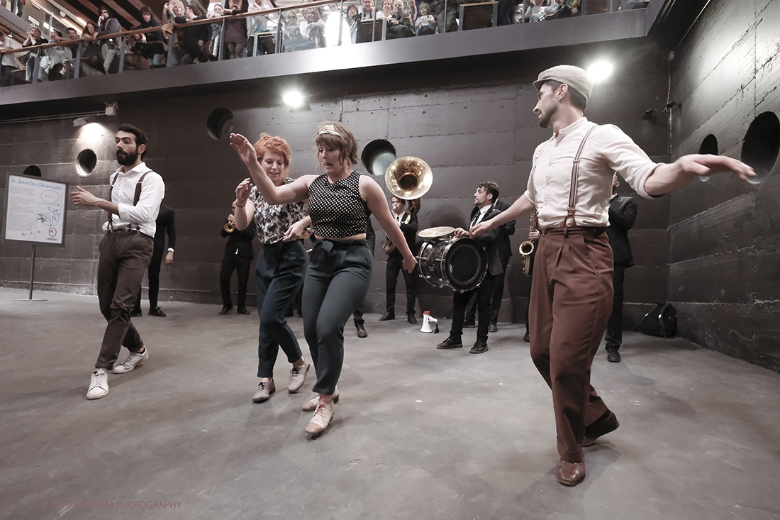 DSCF4114.jpg - 27/04/2019.Torino. Esibizione Marching Band Bandakadabra e Ballerini Lindy Hop al Mercato centrale. Nella foto l'esibizione della Banda e dei Ballerini Lyndi Hop  nell'area delle Antiche ghiacciaie