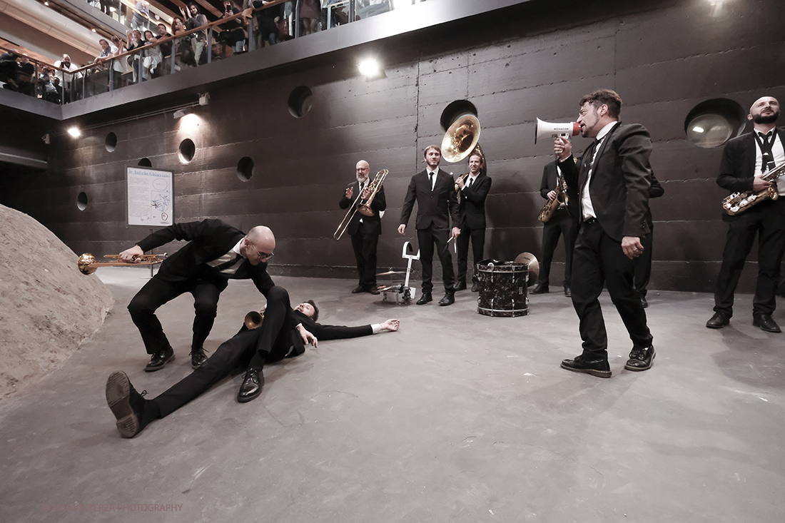 DSCF4120.jpg - 27/04/2019.Torino. Esibizione Marching Band Bandakadabra e Ballerini Lindy Hop al Mercato centrale. Nella foto l'esibizione della Banda nell'area delle Antiche ghiacciaie