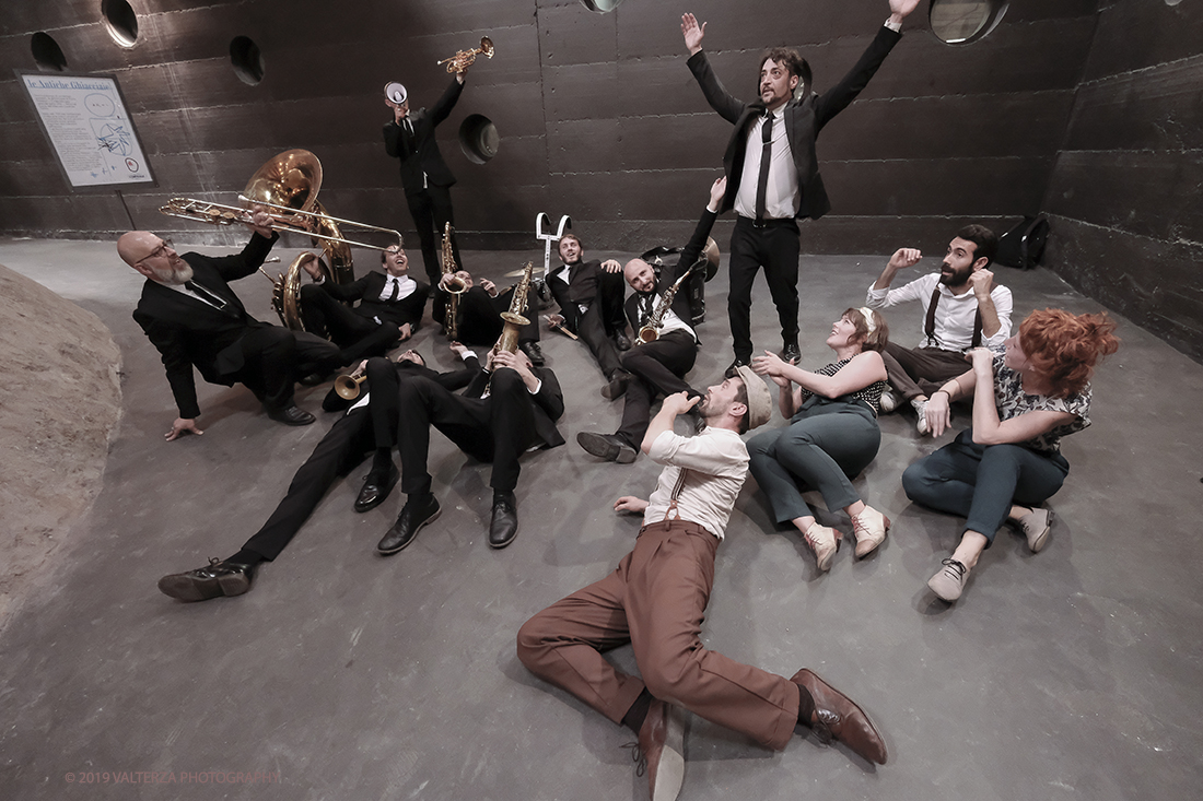 DSCF4173.jpg - 27/04/2019.Torino. Esibizione Marching Band Bandakadabra e Ballerini Lindy Hop al Mercato centrale. Nella foto l'esibizione della Banda nell'area delle Antiche ghiacciaie