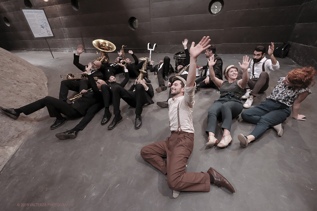 DSCF4186.jpg - 27/04/2019.Torino. Esibizione Marching Band Bandakadabra e Ballerini Lindy Hop al Mercato centrale. Nella foto l'esibizione della Banda nell'area delle Antiche ghiacciaie