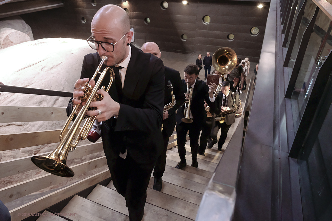 DSCF4201.jpg - 27/04/2019.Torino. Esibizione Marching Band Bandakadabra e Ballerini Lindy Hop al Mercato centrale. Nella foto l'esibizione della Banda nell'area delle Antiche ghiacciaie