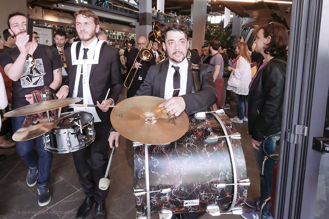 DSCF4220.jpg - 27/04/2019.Torino. Esibizione Marching Band Bandakadabra e Ballerini Lindy hop al Mercato centrale. Nella foto 27/04/2019.Torino. Esibizione Marching Band Bandakadabra e Ballerini Lindy Hop al Mercato centrale. Nella foto l'esibizione della Banda e all'interno del Mercato Centrale