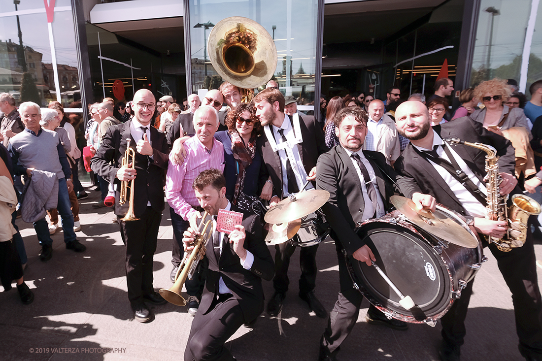 DSCF4294.jpg - 27/04/2019.Torino. Esibizione Marching Band Bandakadabra e Ballerini Lindy Hop al Mercato centrale. Nella foto la Banda posa per le foto ricordo con il pubblico.