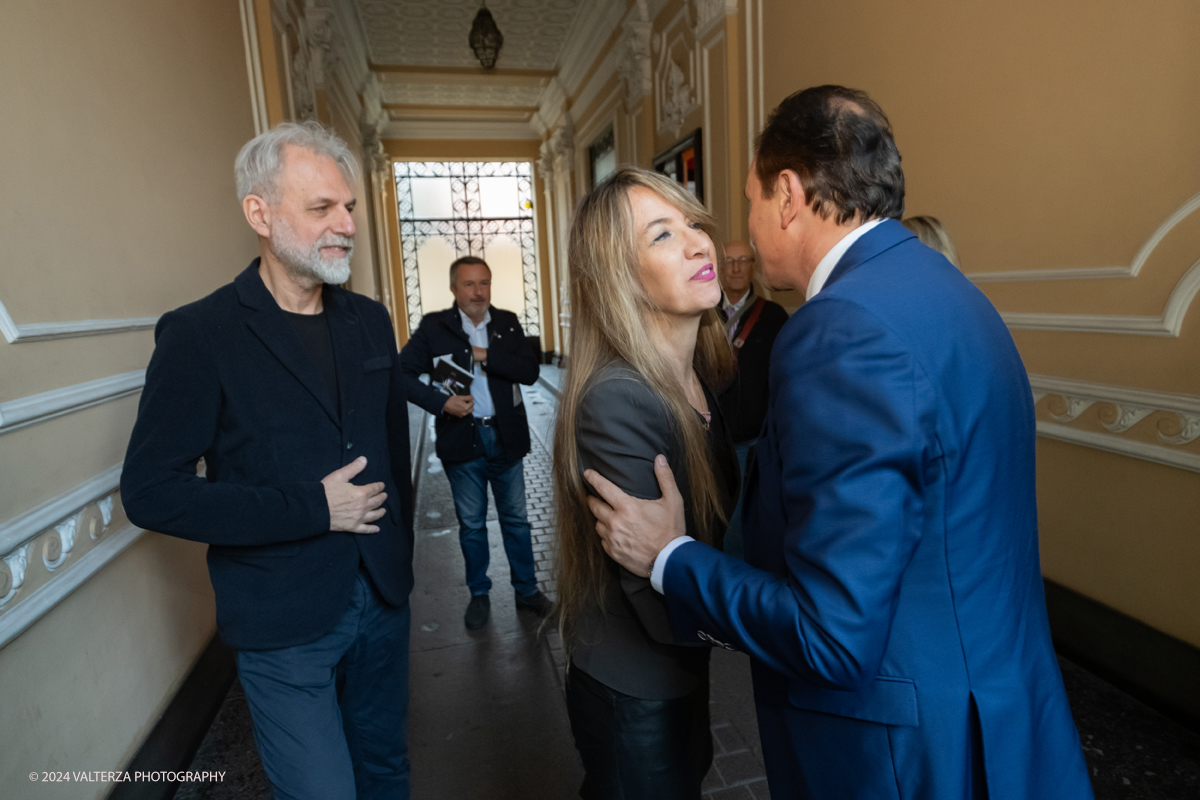 _DSF2949.jpg - Giugno-2024. Torino. Incontro con il Presidente della Regione Alberto Cirio nella sede del Caramella Choco Bistrot. Nella foto  Paola Caramella Editrice in Torino accoglie il Presidnte Alberto Cirio al suo arrivo