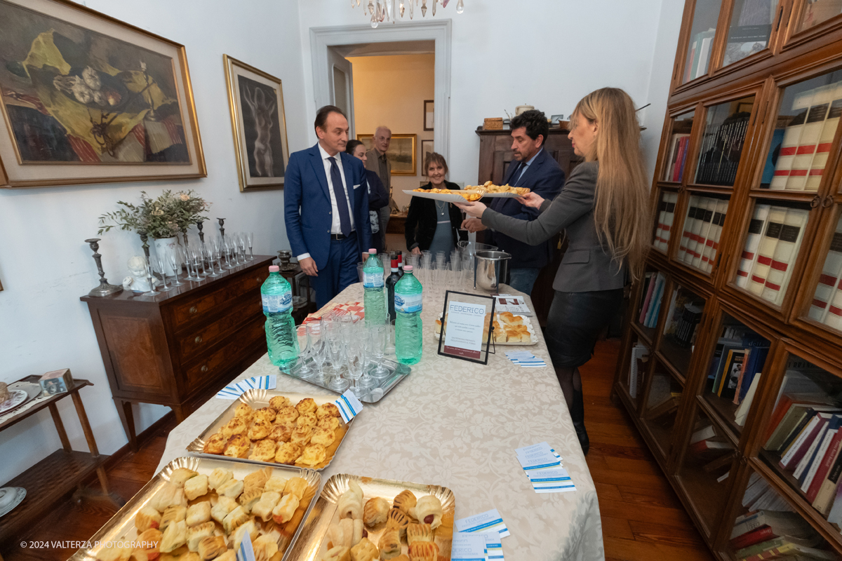 _DSF3064.jpg - Giugno-2024. Incontro con il Presidente della Regione Alberto Cirio nella sede del Caramella Choco Bistrot. Nella foto l'incontro continua al Buffett con il presidente sempre gentilmente disponibile a rispondere alle domande ed a richieste di maggiori info