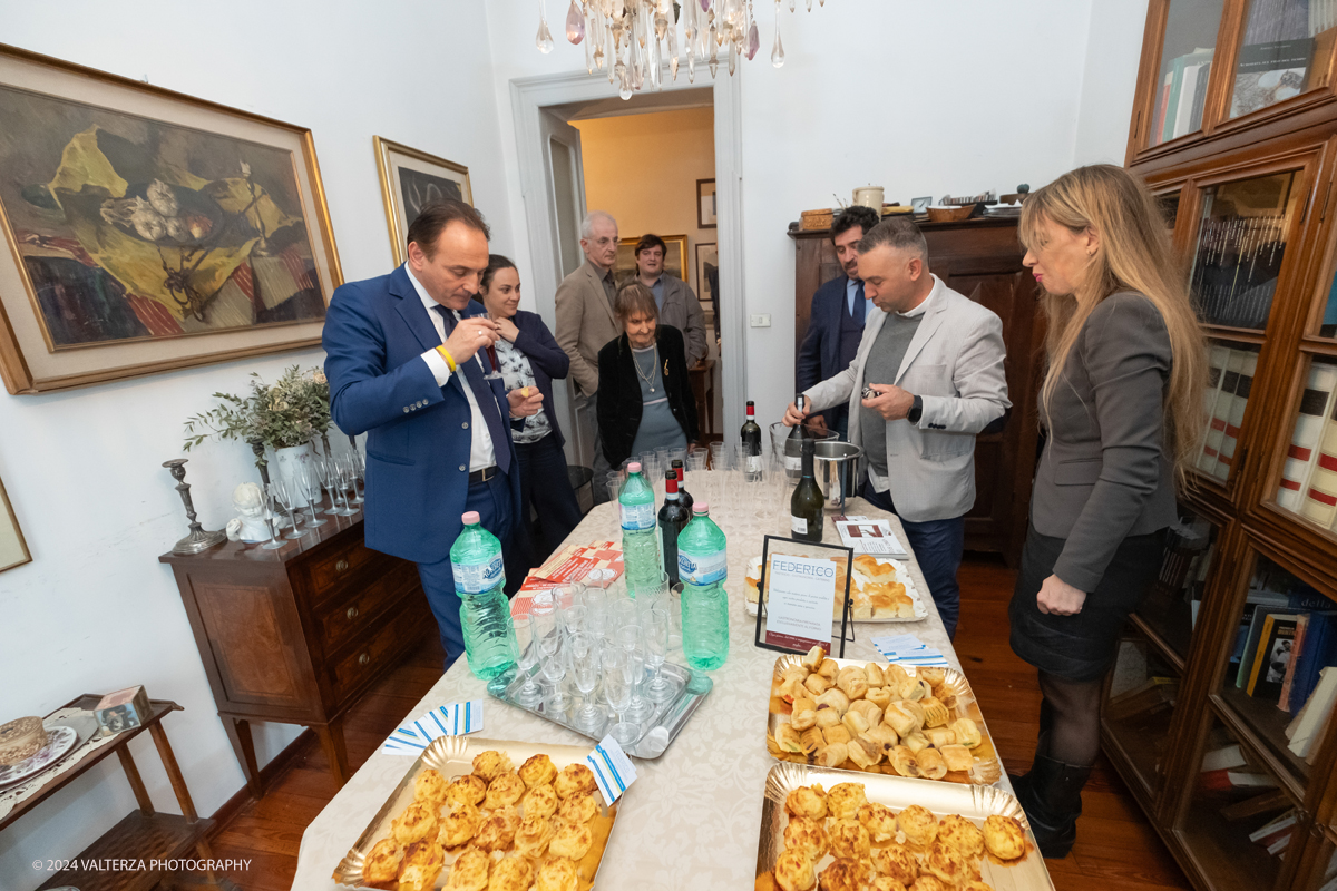 _DSF3073.jpg - Giugno-2024. Incontro con il Presidente della Regione Alberto Cirio nella sede del Caramella Choco Bistrot. Nella foto l'incontro continua al Buffett con il presidente sempre gentilmente disponibile a rispondere alle domande ed a richieste di maggiori info