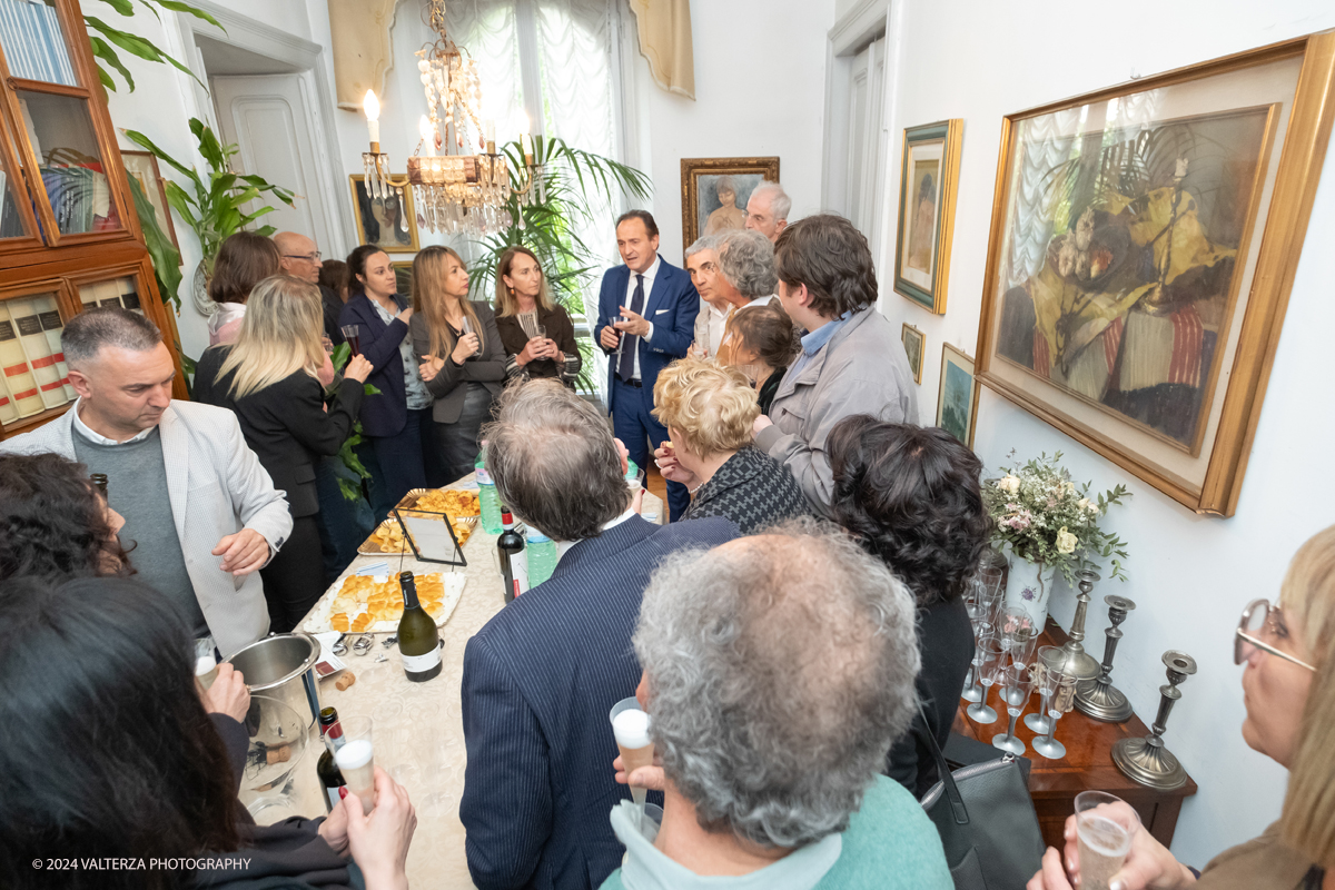 _DSF3082.jpg - Giugno-2024. Incontro con il Presidente della Regione Alberto Cirio nella sede del Caramella Choco Bistrot. Nella foto l'incontro continua al Buffett con il presidente sempre gentilmente disponibile a rispondere alle domande ed a richieste di maggiori info